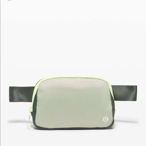 Lululemon everywhere bag in green fern/smoked spruce